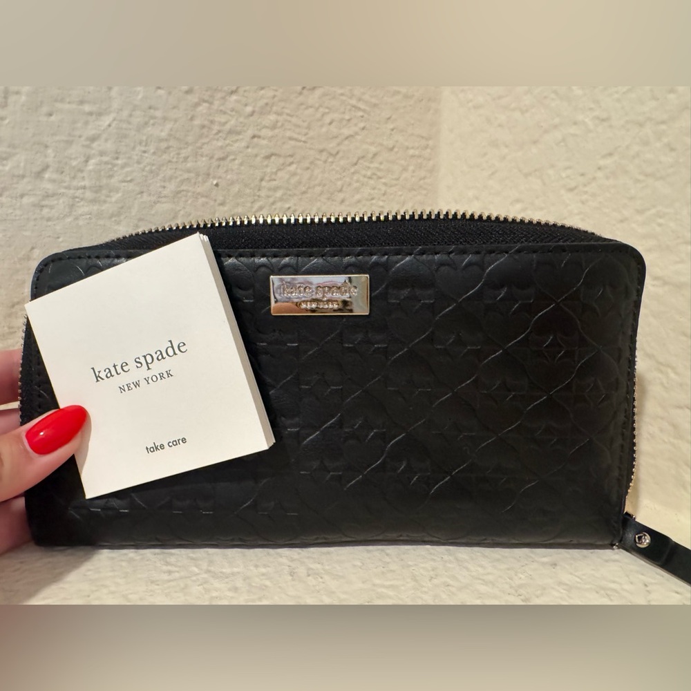 NWOT Kate Spade Penn Place Embossed Neda Wallet